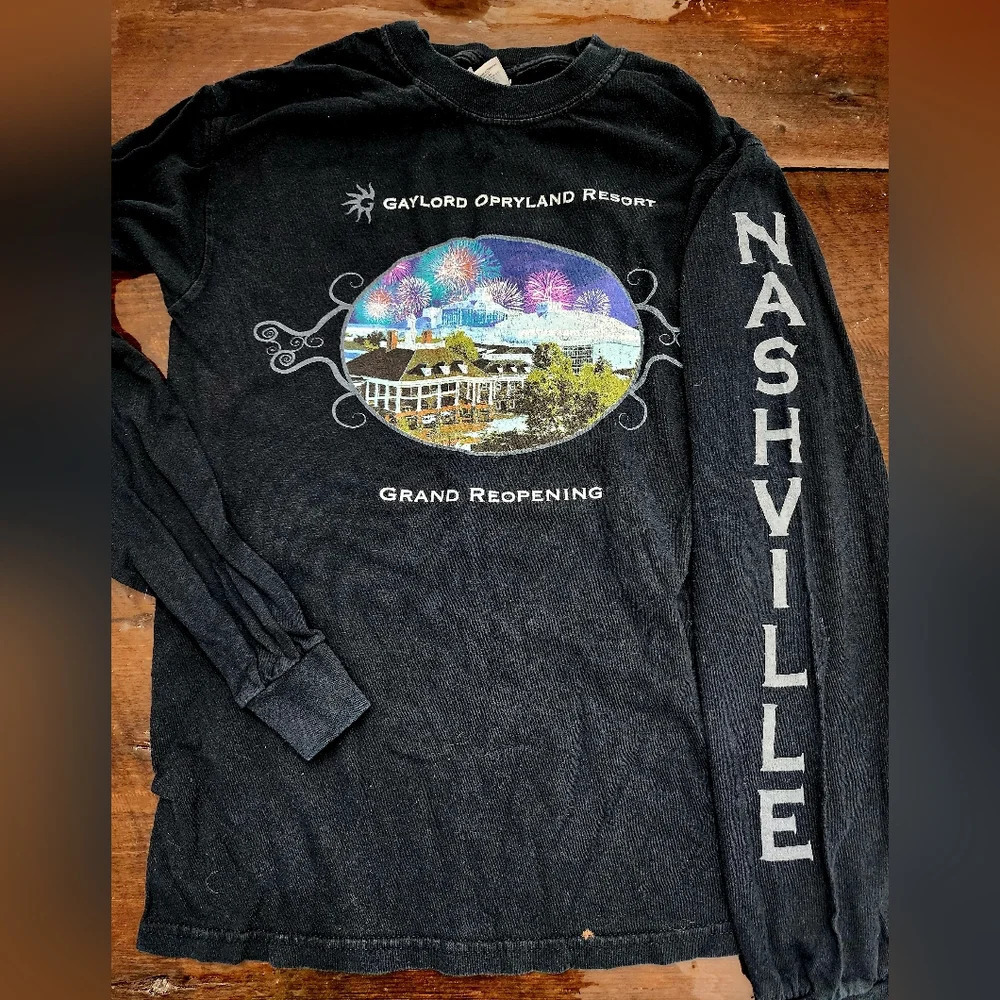 👸👕 Gaylord Opryland Resort Grand Reopening Long sleeve shirt in size Small